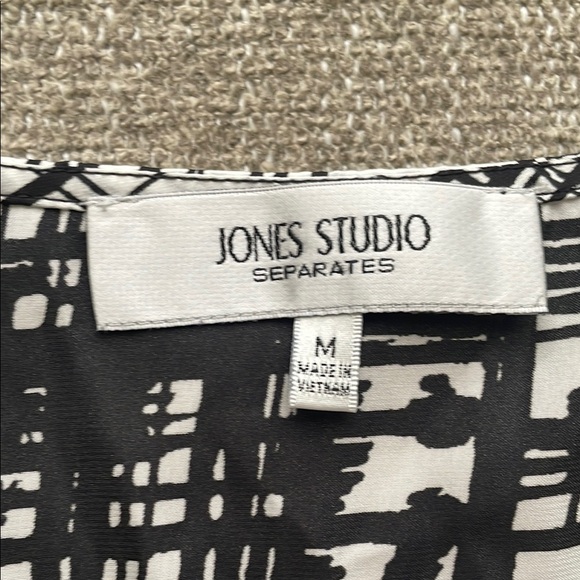 Jones Studio Women Size M Black and White Sleeveless Rounded Top - Picture 2 of 4